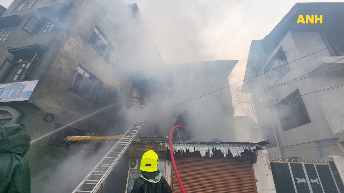 District Admin Srinagar provides immediate assistance to fire victims of Rajbagh District Admin Srinagar provides immediate assistance to fire victims of Rajbagh