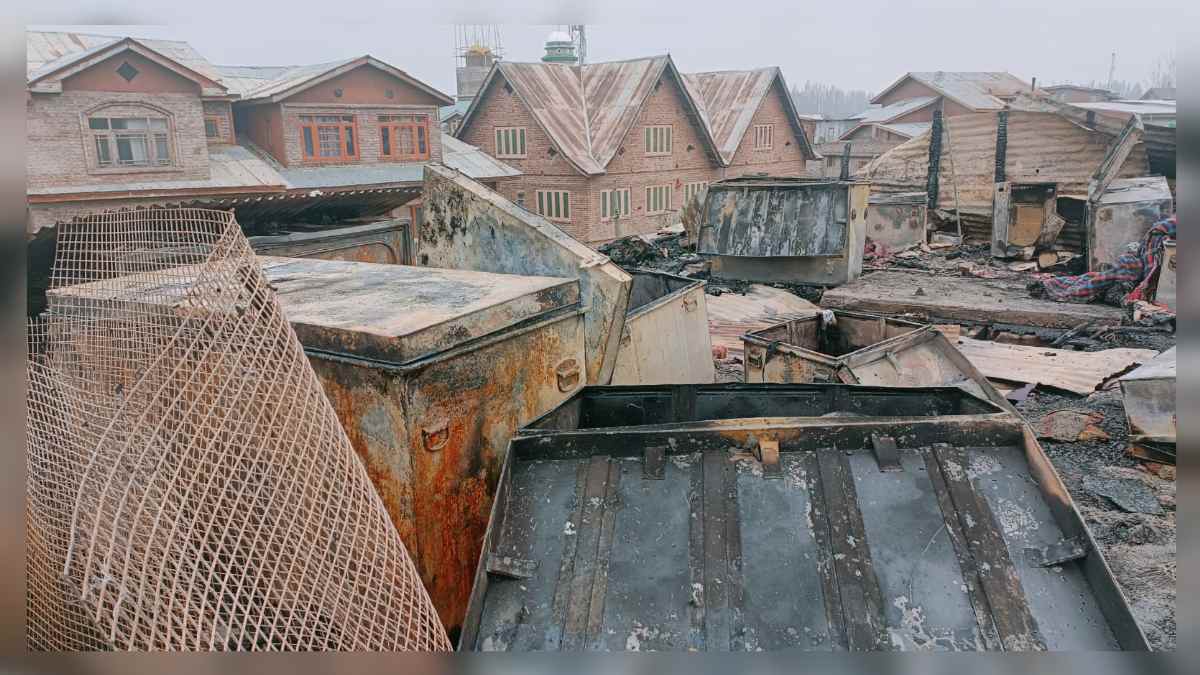2 house gutted in late night blaze in Srinagar’s Batamaloo