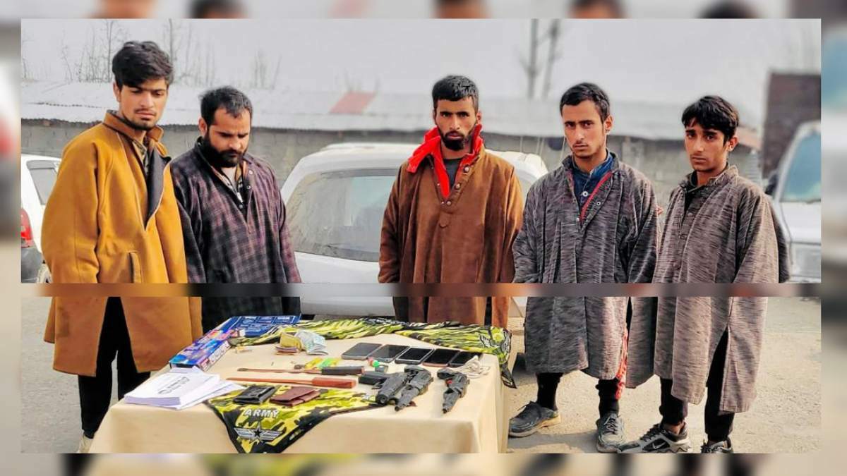Impersonating as militants, five Robbers  arrested along with fake weapons in Kulgam: Police