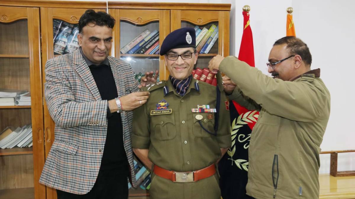 DGP decorates Imtiyaz Ismail Parray with DIG rank DGP decorates Imtiyaz Ismail Parray with DIG rank