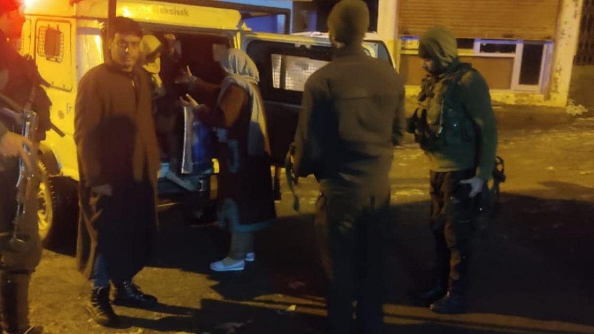 Budgam police rescues 34 tourists, 01 pregnant lady amid inclement weather Budgam police rescues 34 tourists, 01 pregnant lady amid inclement weather