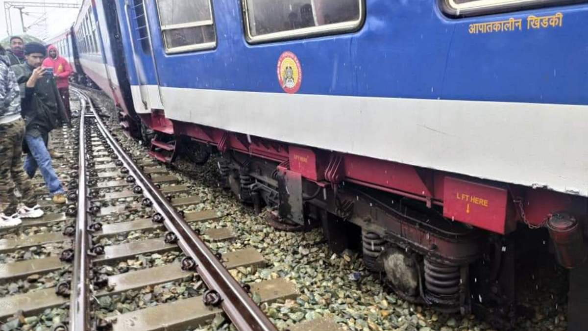 Train derails in Mazhama, Budgam Train derails in Mazhama, Budgam