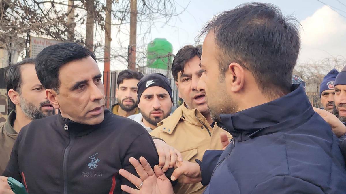 3 SMC employees booked for demolishing traffic booth, assaulting traffic cops in Sgr: police 3 SMC employees booked for demolishing traffic booth, assaulting traffic cops in Sgr: police