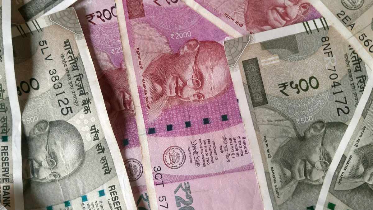 Private security guard withdraws Rs 33 lakhs from Kulgam hospital account, held Two Srinagar residents among five held with Rs 2.15 crore in fake currency in Jammu
