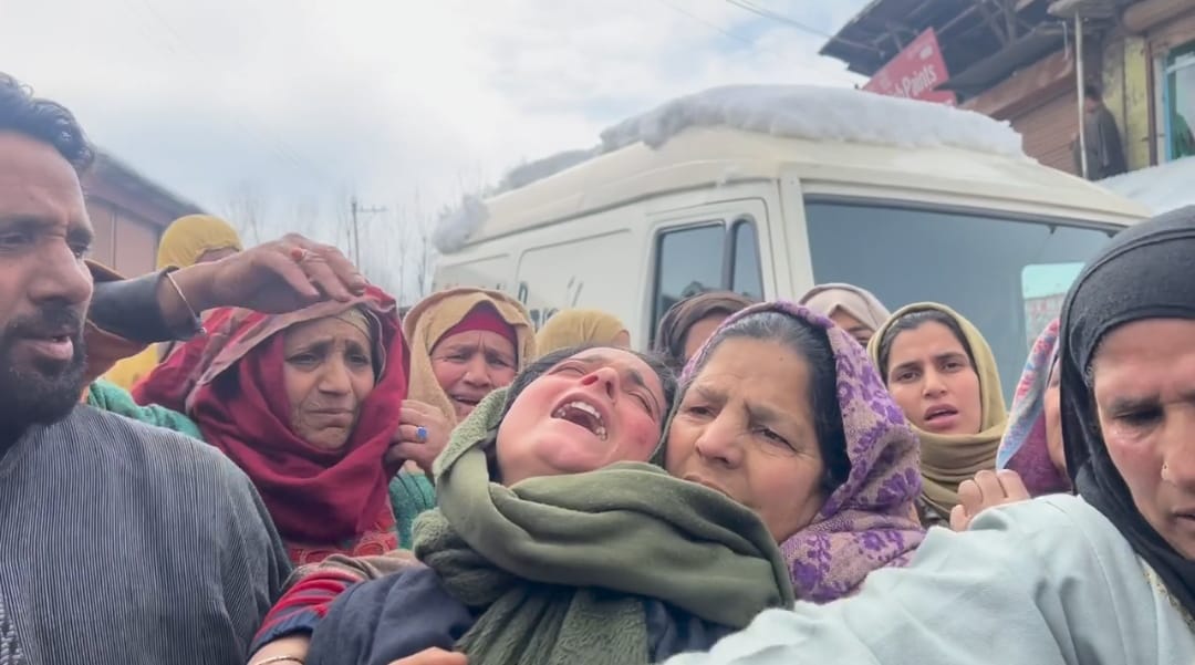 Family of man found dead 2 days ago in Sopore locality protest, allege murder Family of man found dead 2 days ago in Sopore locality protest, allege murder