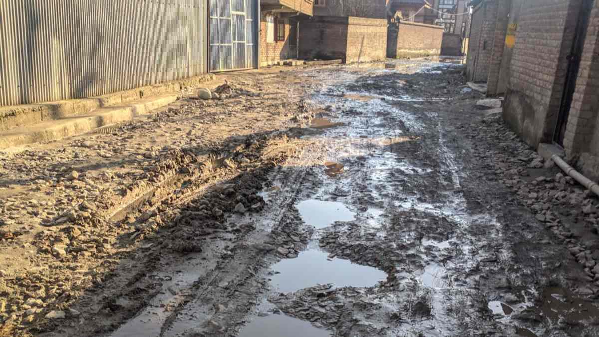 Vital link road in dilapidated condition in Nowshera, Sgr Vital link road in dilapidated condition in Nowshera, Sgr