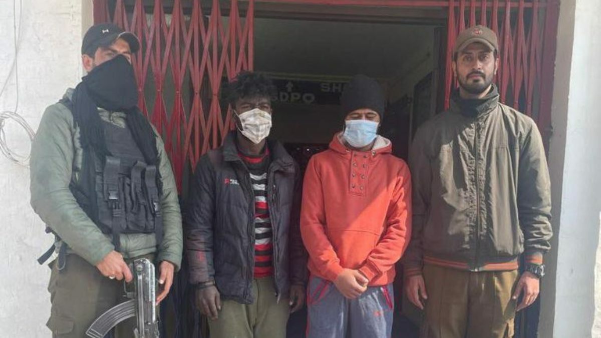Two non-local thieves held in Srinagar, stolen items recovered: Police Two non-local thieves held in Srinagar, stolen items recovered: Police