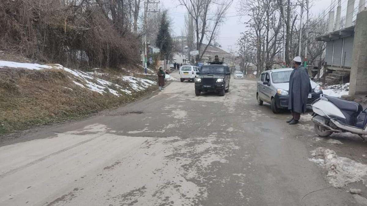 Bank security guard shot at in Pulwama, succumbs