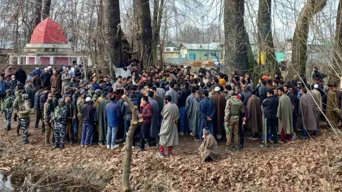 Muslims help perform last rites of slain Kashmiri Pandit in Pulwama village Muslims help perform last rites of slain Kashmiri Pandit in Pulwama village
