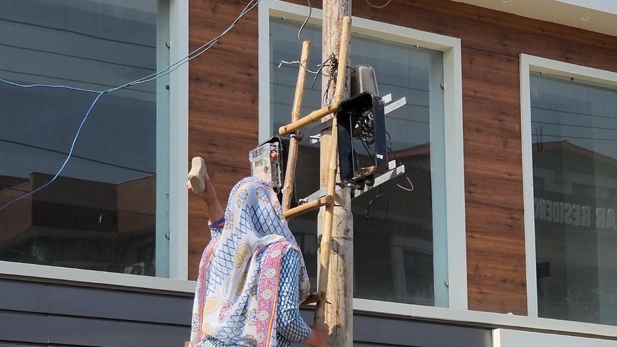 Electricity snapped in Habba Kadal areas as residents object to installation of smart meters Electricity snapped in Habba Kadal areas as residents object to installation of smart meters