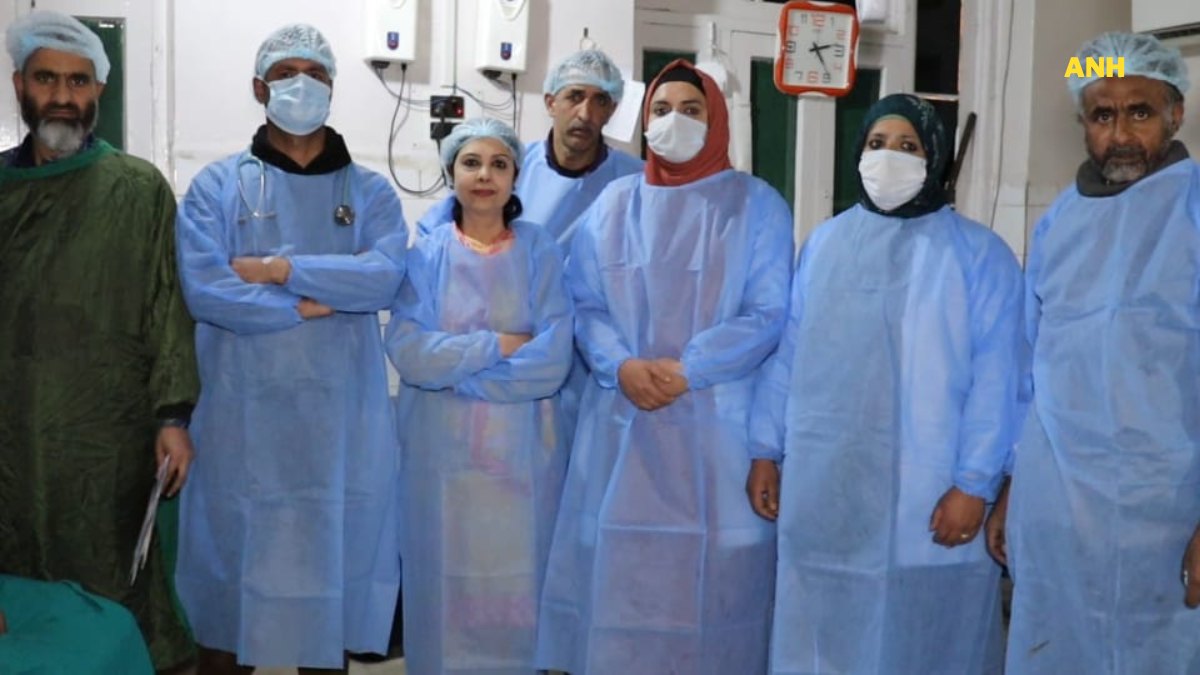 DHSK felicitates doctors, other staff for continuing surgery during powerfull earthquake DHSK felicitates doctors, other staff for continuing surgery during powerfull earthquake