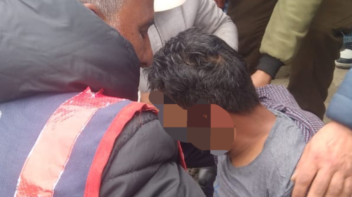 Sgr man jumps into river Jhelum, rescued by river Police at Budshah bridge Sgr man jumps into river Jhelum, rescued by river Police at Budshah bridge