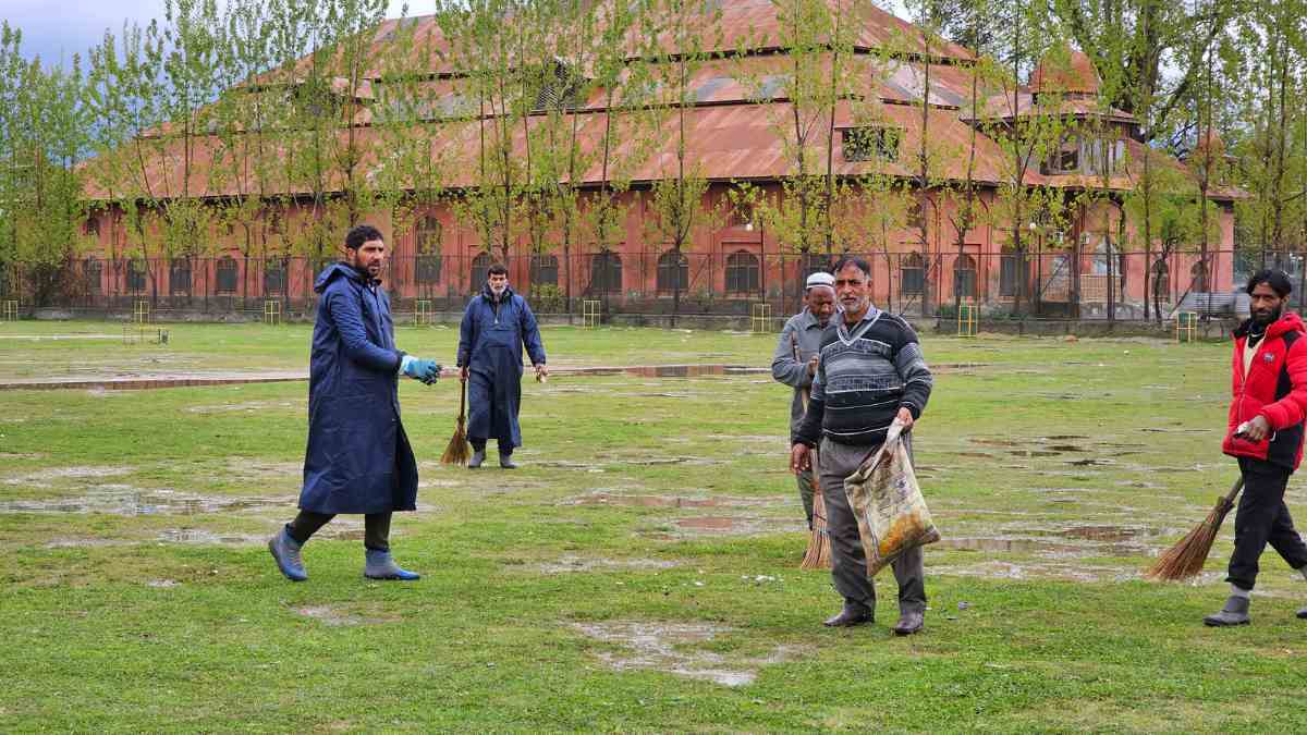Eid prayers at Eidgah | No security clearance yet: Sources Eid prayers at Eidgah | No security clearance yet: Sources