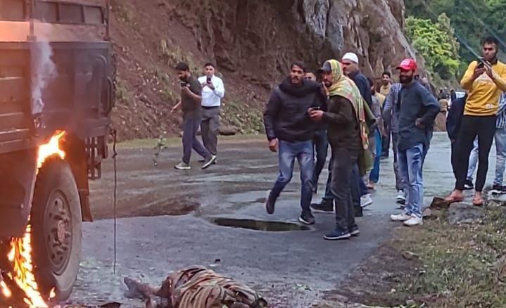 4 soldiers killed as army vehicle catches fire in J&K 4 soldiers killed as army vehicle catches fire in J&K