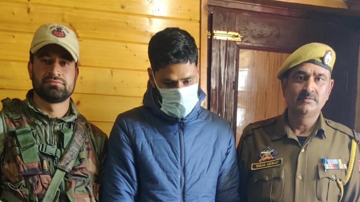 Fraudster selling fake Gandola tickets in Gulmarg held: Police Fraudster selling fake Gandola tickets in Gulmarg held: Police