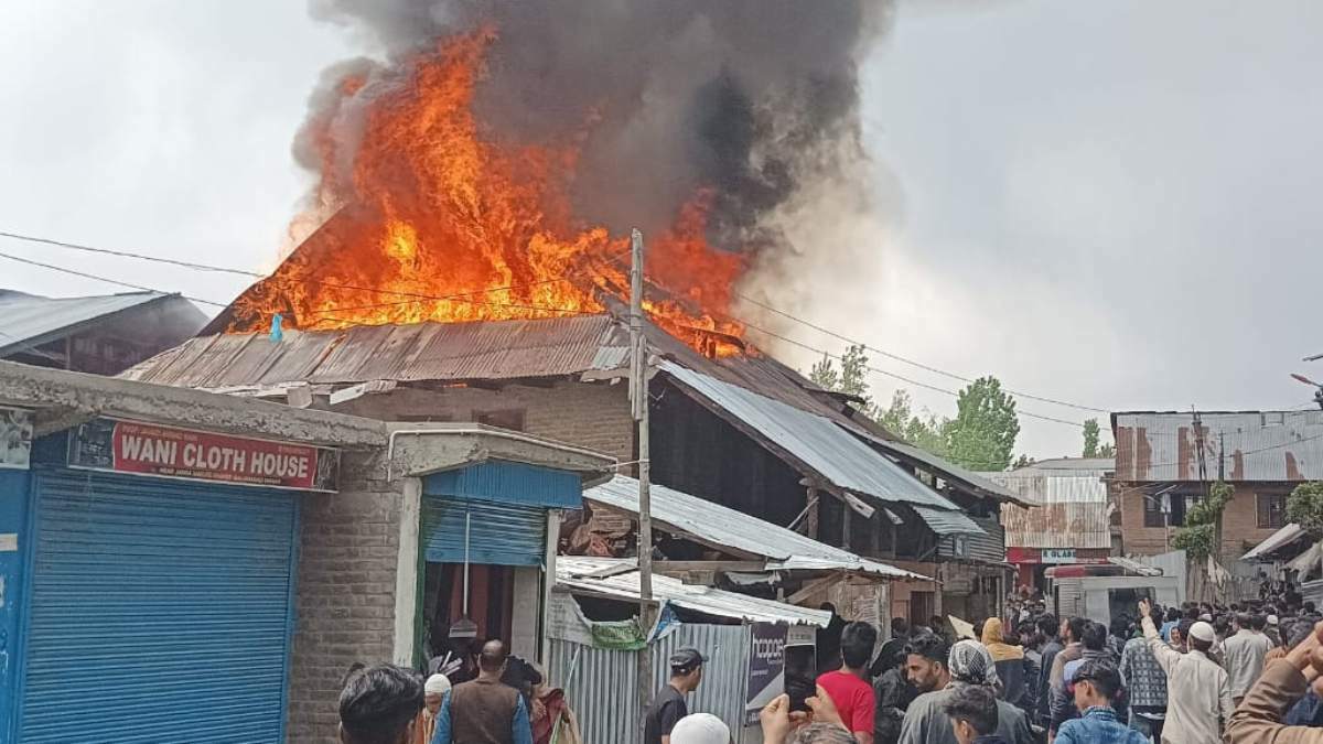 7 shops, residential house gutted in Handwara blaze Fire breaks out in north Kashmir