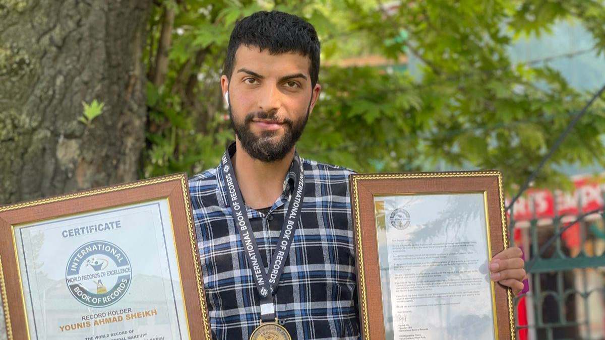 Kashmir's first male makeup artist makes it to international book of records Kashmir’s first male makeup artist makes it to international book of records