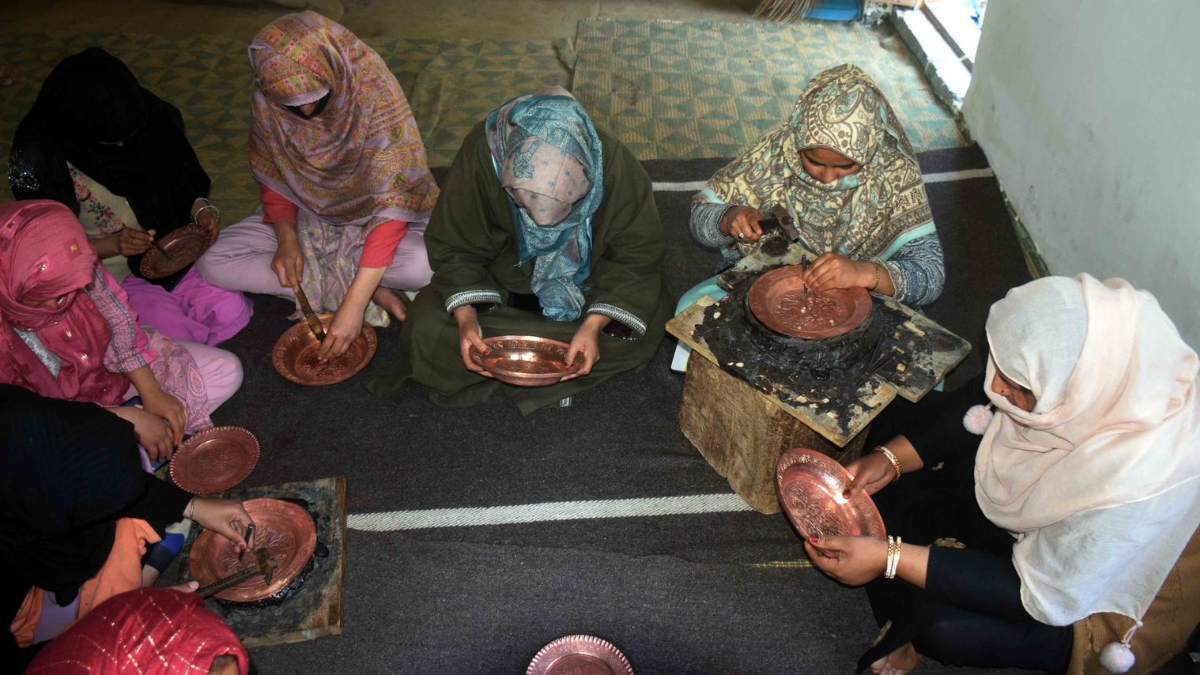 Maiden women group from Budgam get trained in copper craft Maiden women group from Budgam get trained in copper craft