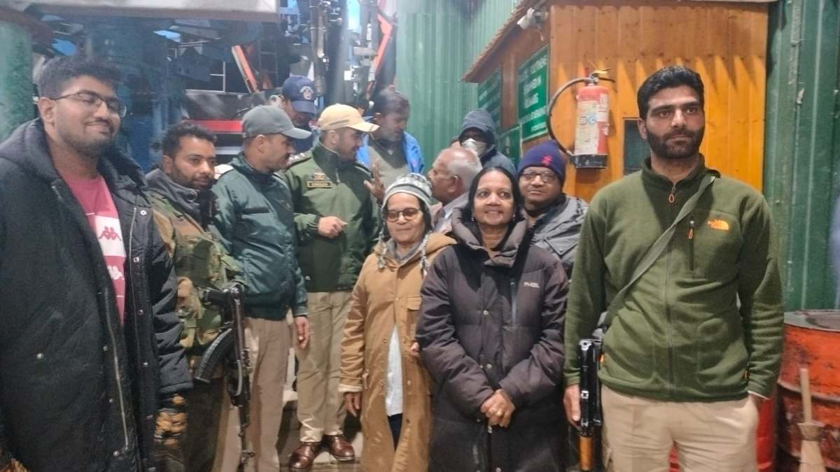 Baramulla police rescue 250 tourists from Gondola Phase II Affarwat, Gulmarg Baramulla police rescue 250 tourists from Gondola Phase II Affarwat, Gulmarg