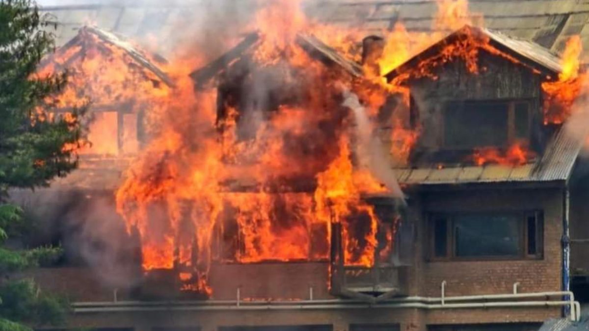 Tourist dies, four injured in Pahalgam blaze Tourist dies, four injured in Pahalgam blaze