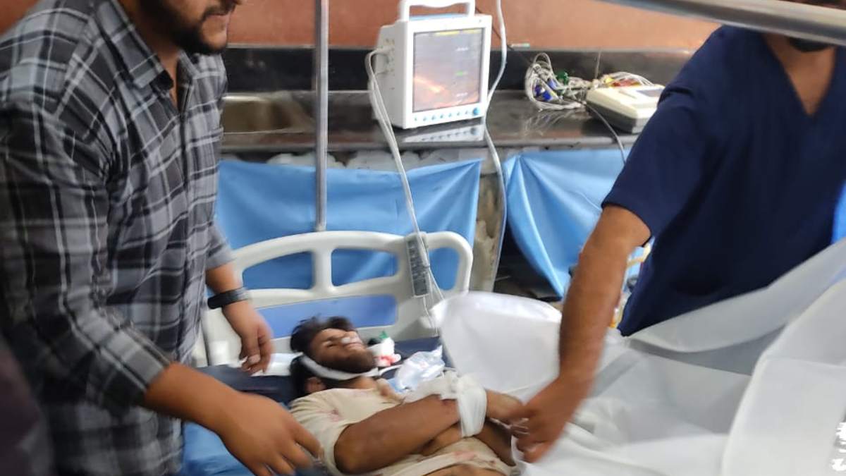 Tractor turns turtle in Shopian, labourer dies Tractor turns turtle in Shopian, labourer dies