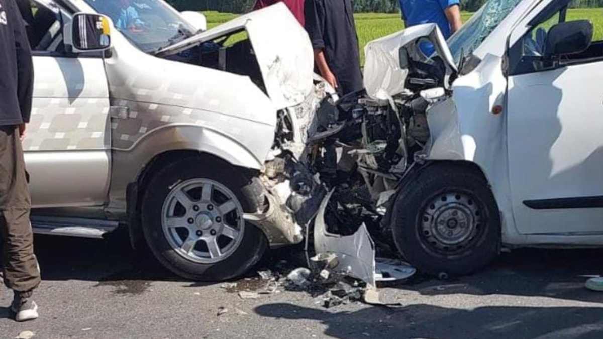 17 cops including women constables, 3 detainees injured as bus rams into army vehicle in Ramban Two-vehicle collision sends twelve to the hospital with injuries of various degrees in Tral