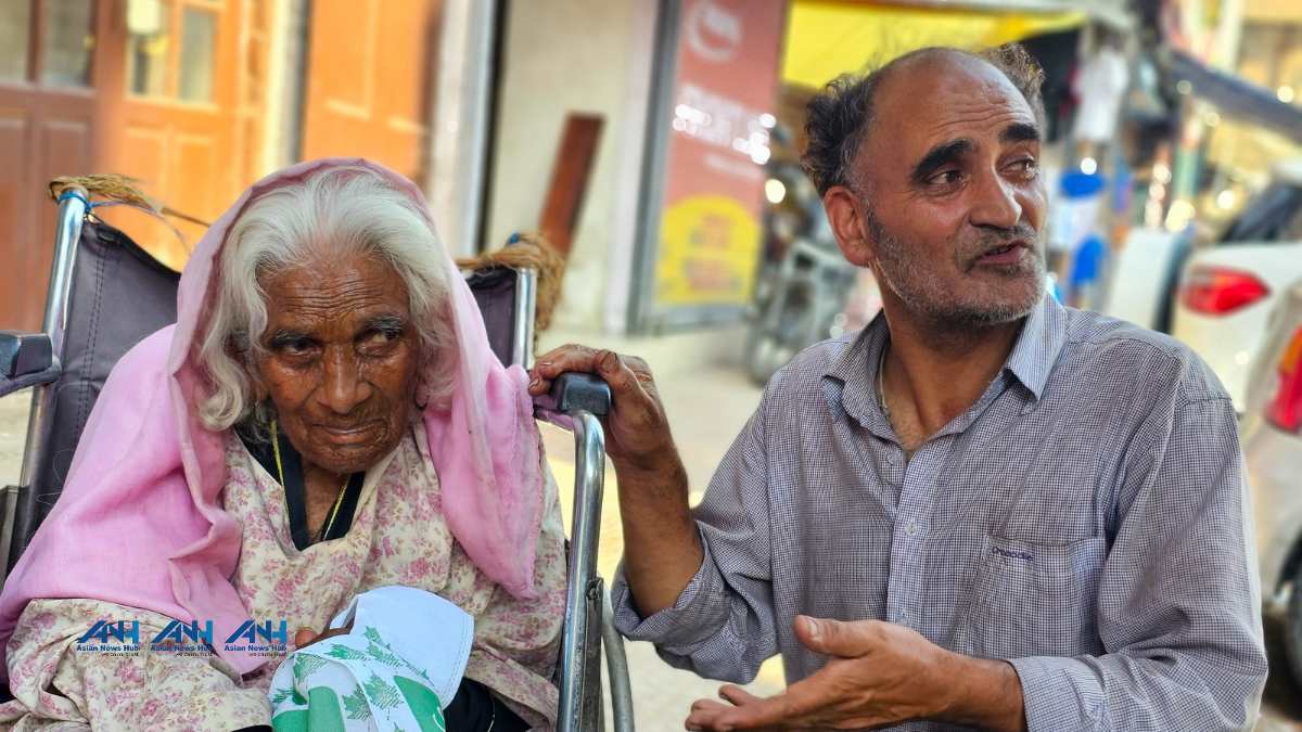 Chaiwalas' affection for ailing mother makes him role model for young generation Chaiwalas’ affection for ailing mother makes him role model for young generation