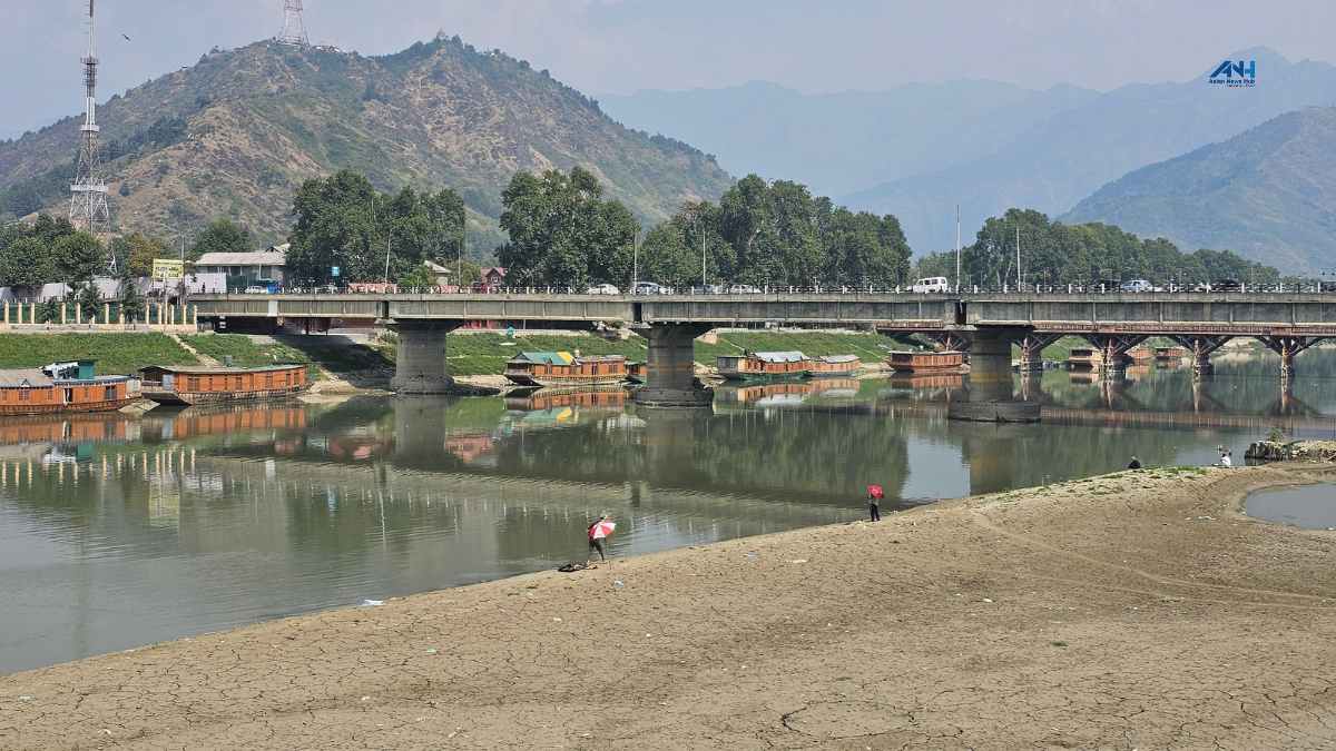 Dry weather conditions: Water level in Jhelum drops to 70-year low Dry weather conditions: Water level in Jhelum drops to 70-year low