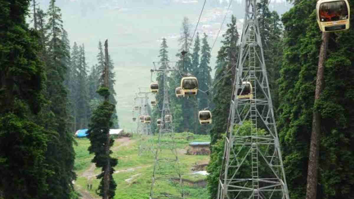 More than nine lakh tourists enjoy Gondola ride at Gulmarg this year More than nine lakh tourists enjoy Gondola ride at Gulmarg this year