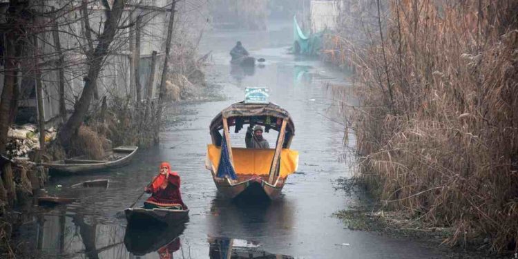 Kashmir shivers as mercury settles below freezing point in Kashmir