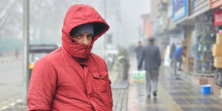 Dense fog engulfs Kashmir, weatherman predicts more smoggy mornings till Dec 31
