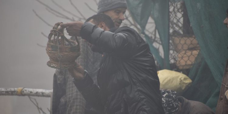 Dense fog persists, Srinagar shivers at minus 3.3 degree Celsius Dense fog persists, Srinagar shivers at minus 3.3 degree Celsius
