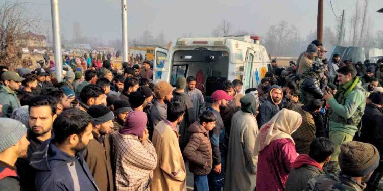 Father of six trapped in deep well rescued in Tangmarg Father of six trapped in deep well rescued in Tangmarg