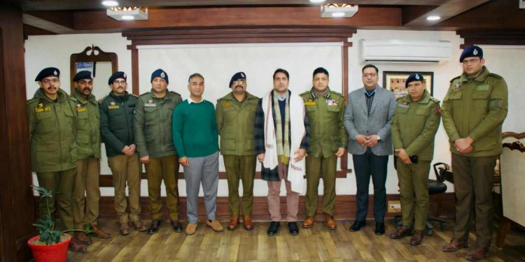 Central Kashmir Range Police accord warm farewell to outgoing DC Srinagar Central Kashmir Range Police accord warm farewell to outgoing DC Srinagar