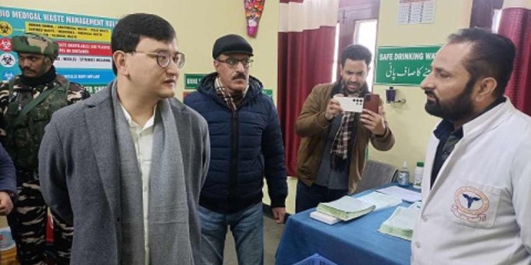 DC Baramulla conducts surprise visit of PHC Sheeri DC Baramulla conducts surprise visit of PHC Sheeri