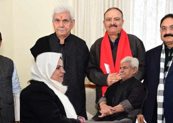 DDC Chairperson Baramulla, Former Ministers call on LG