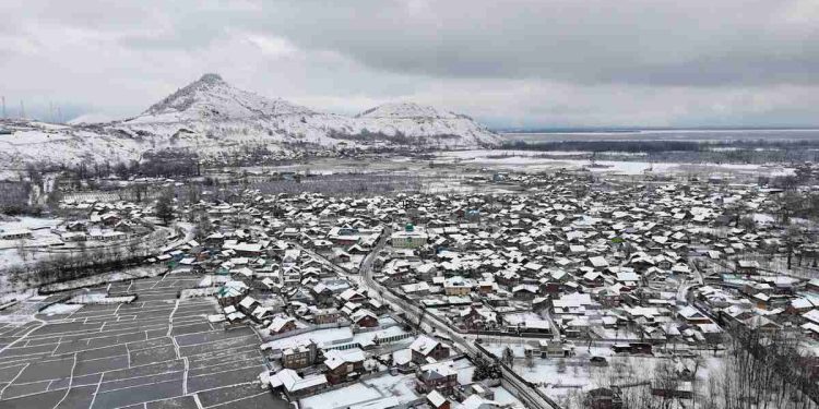 Mercury plummets in Kashmir, Gulmarg freezes at minus 12 degree celsius Mercury plummets in Kashmir, Gulmarg freezes at minus 12 degree celsius