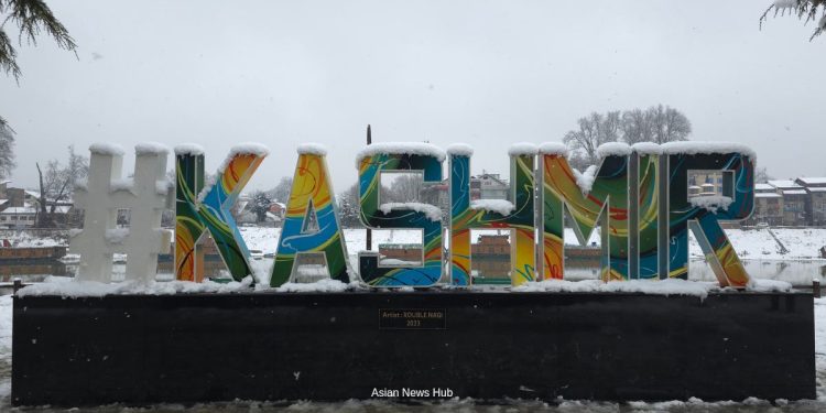 Mercury plummets in Kashmir, Gulmarg freezes at minus 10 degree celsius