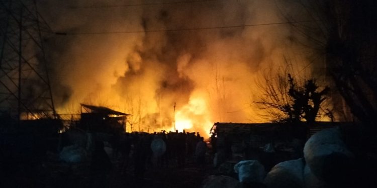 7 shanties, 4 cowsheds damaged in overnight blaze in Srinagar locality 7 shanties, 4 cowsheds damaged in overnight blaze in Srinagar locality