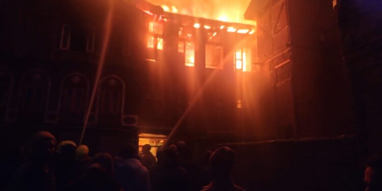 Elderly man dies, five residential houses damaged in Jamalata blaze Massive fire breaks out in Jamalata Srinagar