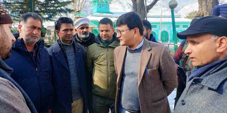 DC Baramulla visits Hazrat Janbaz Wali (RA) Shrine DC Baramulla visits Hazrat Janbaz Wali (RA) Shrine