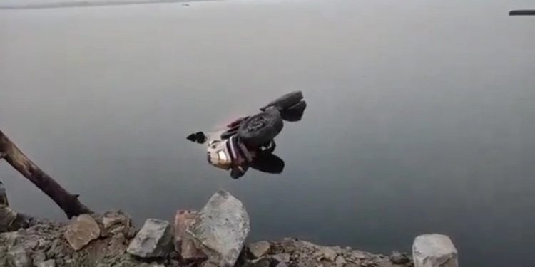 Driver killed after vehicle plunges into Dal Lake Sgr Driver killed after vehicle plunges into Dal Lake Sgr