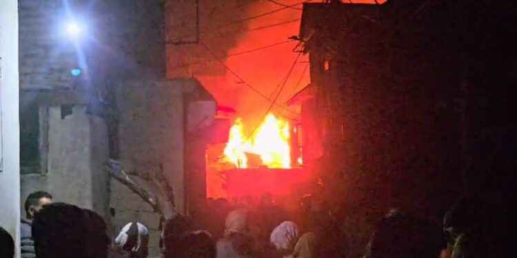 Fire Engulfs Govt Residential Quarters in Chanapora Sgr, Firefighter injured Fire breaks out in Batamaloo Sgr, two firefighters injured