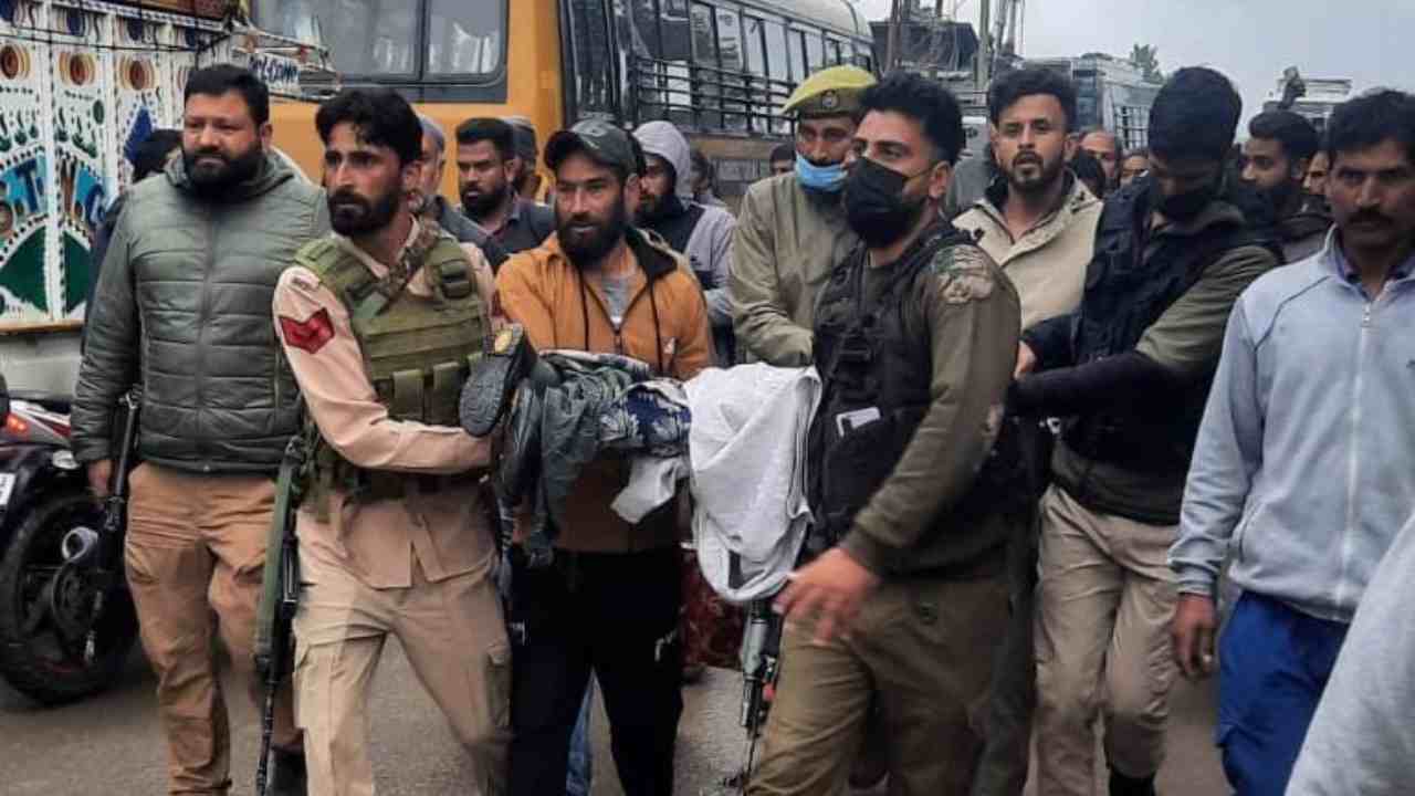 Srinagar boat tragedy: Body of minor boy recovered from Jhelum – Asian ...