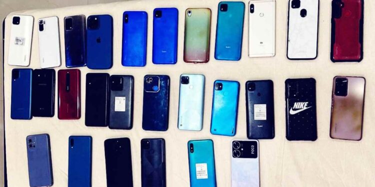 Cyber Police Kashmir Zone traces, recovers Smartphones worth lakhs of rupees