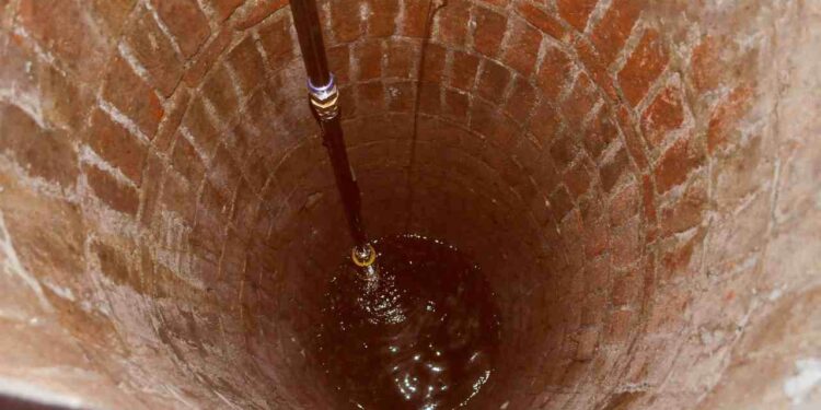 Five persons fall into well in Kupwara; 2 dead, 3 hospitalised Five persons fall into well in Kupwara; 2 dead, 3 hospitalised