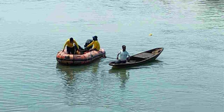 Bandipora youth jumps into Jhelum in Sgr, rescue ops on