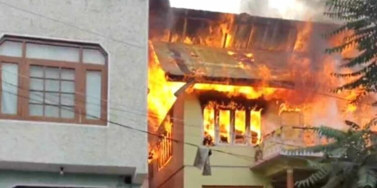 Mid-night Blaze in Srinagar's Chattabal Leaves Three Residential Houses Damaged Three residential houses damaged, 2 firefighters injured in Rajouri kadal blaze