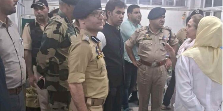 Div Com, IGP visit SMHS Hospital to enquire about well-being of injured BSF Jawans in Budgam accident Div Com, IGP visit SMHS Hospital to enquire about well-being of injured BSF Jawans in Budgam accident