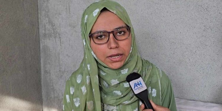 Tailors’ daughter Iqra Farooq from Srinagar tops KAS exam in Valley